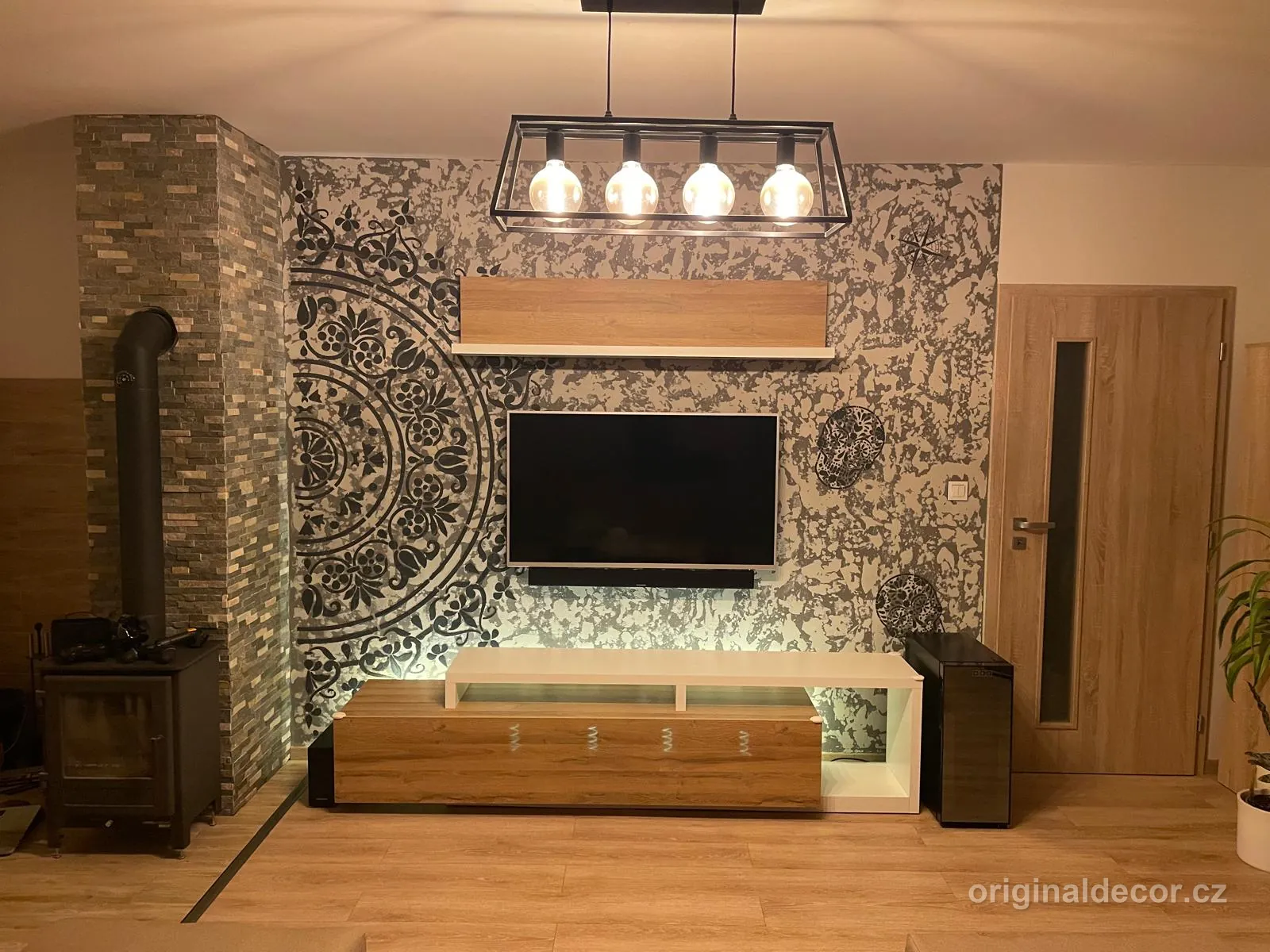 Obývací pokoj — Betonová stěrka s šablonovým ornamentem